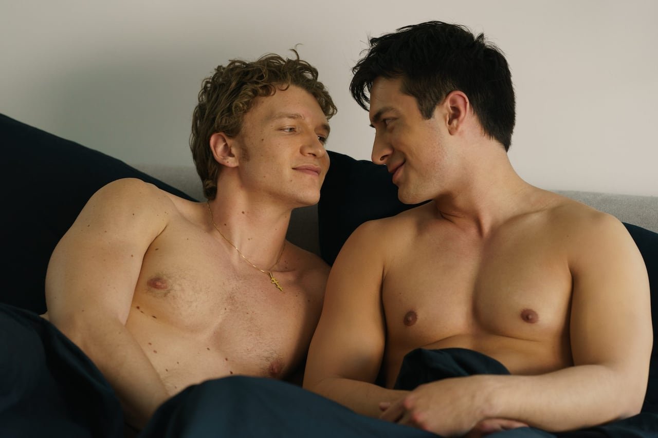 Actors Connor Storrie and Hudson Williams take on lead roles in the Canadian series Heated Rivalry. Russian viewers praised Storrie's authentic portrayal of the Russian accent.